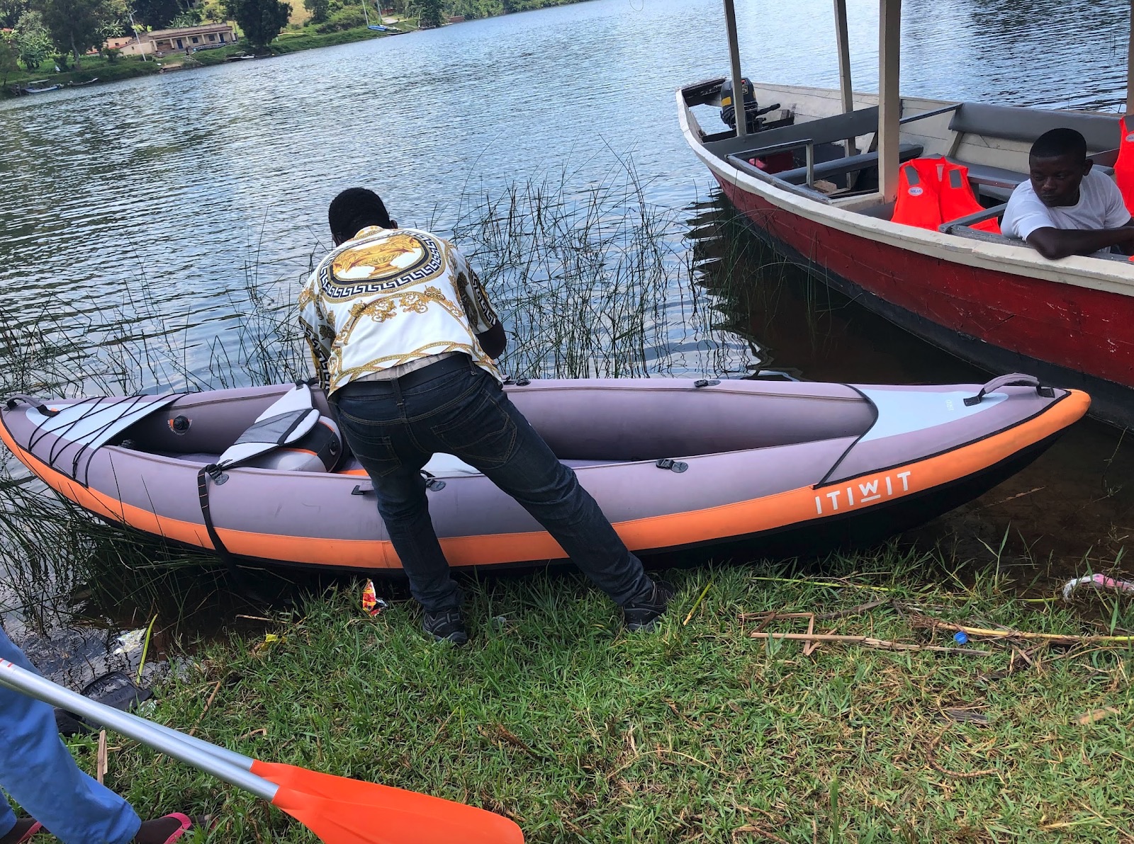 Ifoto igaragaza Canoë ku Kiyaga cya Kivu mu Rwanda