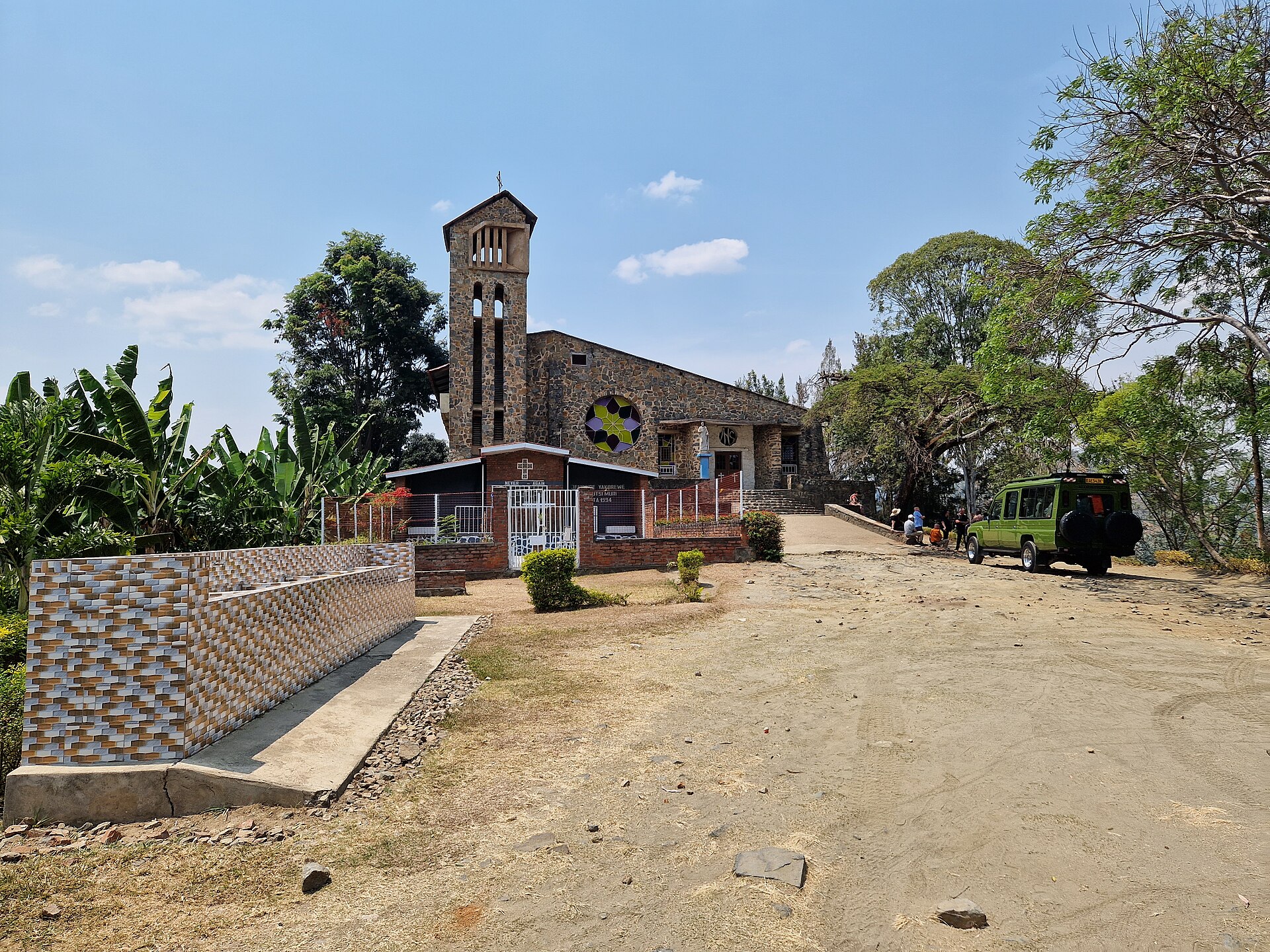 Ifoto igaragaza Urugendo rwo kumenya amateka ya Kibuye mu Rwanda