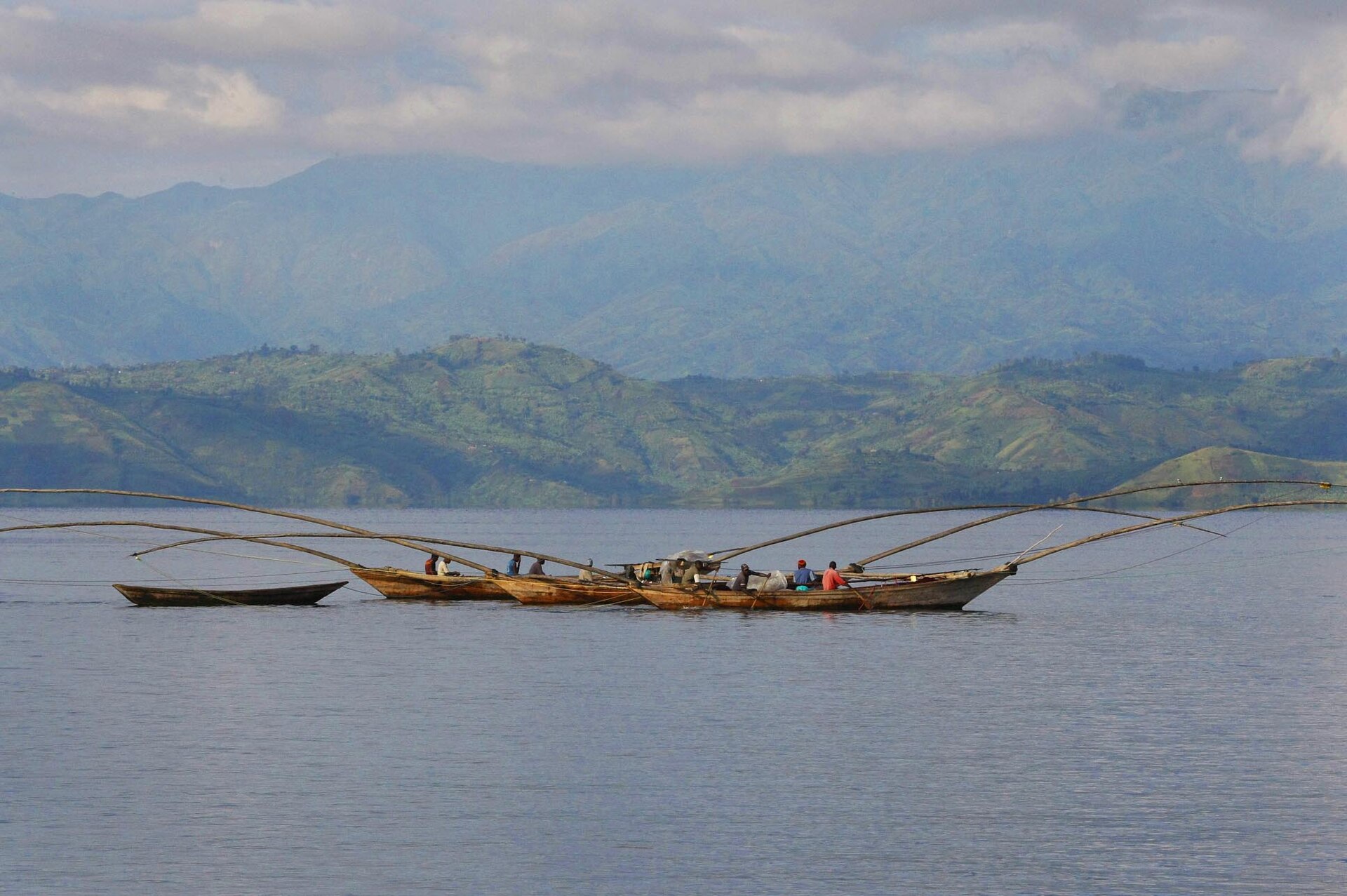 Ubwato gakondo ku Kiyaga cya Kivu mu Rwanda.