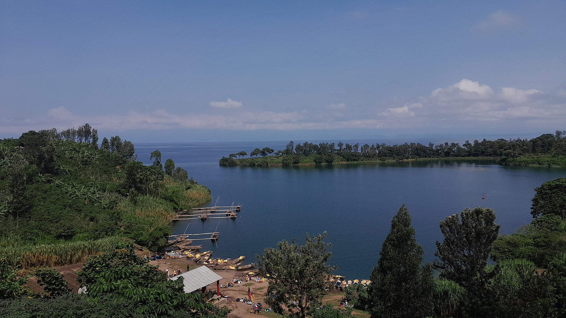 Inkombe y’icyatsi n’imisozi byo ku Kiyaga cya Kivu mu burengerazuba bw’u Rwanda.