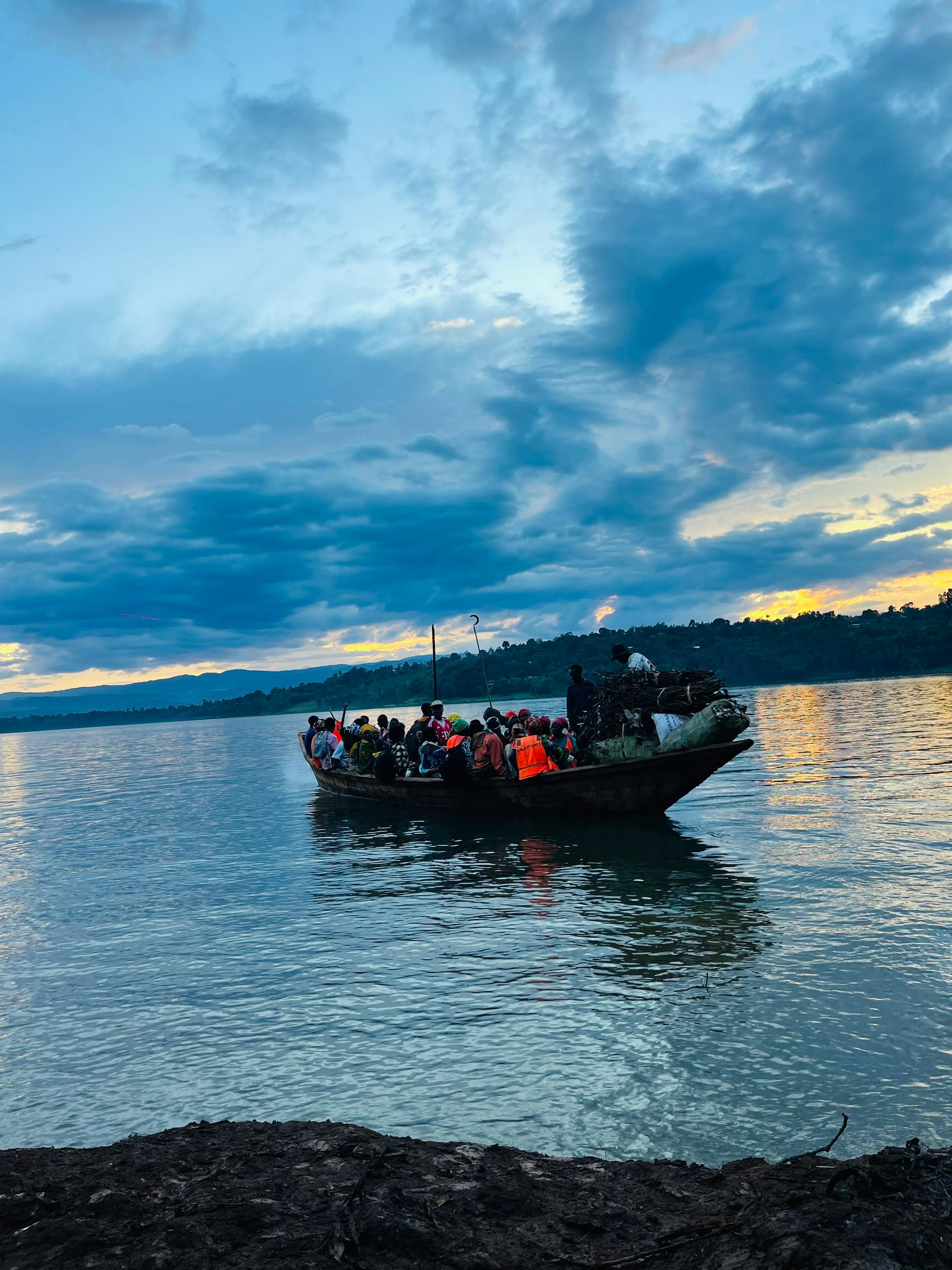 Ifoto igaragaza Ubwato buva i Kibuye bujya i Gisenyi mu Rwanda